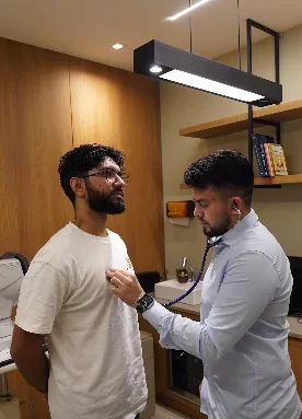 Médico do HNolhos avaliando paciente em consultório