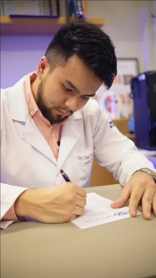 Médico do HNolhos registrando informações clínicas